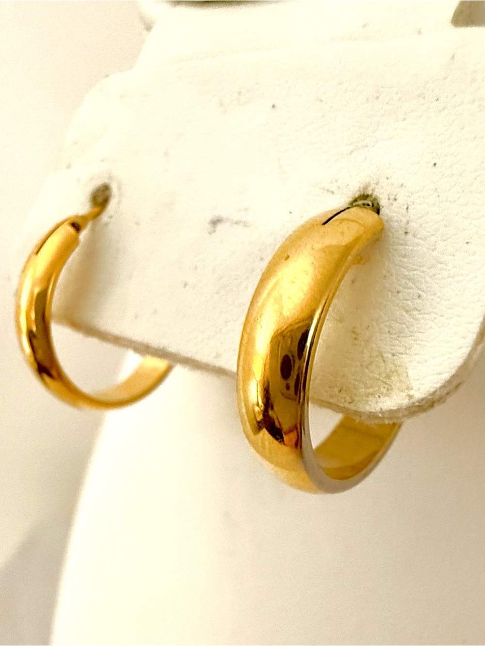 Gold Tone Slim Hoop Earrings 1" Diameter Smooth Polished Hinged Posts